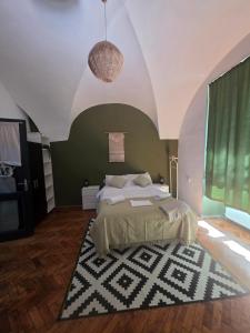 ein Schlafzimmer mit einem großen Bett und einem schwarz-weißen Teppich in der Unterkunft Reset Apartment in Cluj-Napoca + 3 Fotos
