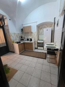 eine Küche mit Spüle und Kühlschrank in der Unterkunft Reset Apartment in Cluj-Napoca