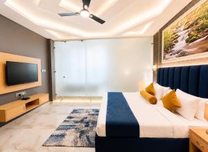 a hotel room with a bed and a flat screen tv at Hotel Ve Atlantiis Elite in New Delhi