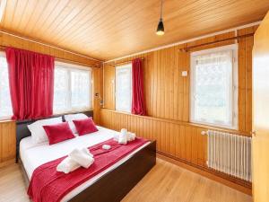 a bedroom with a bed with towels on it at Triplex Les Vignes in Vérin