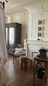 a living room with a chair and a table at Chambreplus Kriski in Ghent