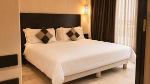 Palais Riad Reda & Spa في فاس: غرفة نوم بها سرير كبير ذو ملاءات ووسائد بيضاء +103 صور