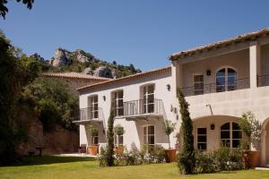 an exterior view of a house with mountains in the background at Benvengudo in Les Baux-de-Provence
