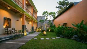 un patio de una casa con jardín en The Rani Garden Bed & Breakfast, en Denpasar