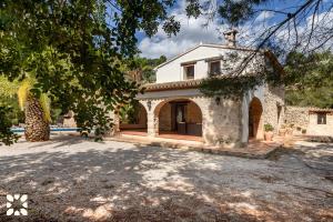 an external view of a house with an archway at Villa Fantaxat by Abahana Villas in Benissa