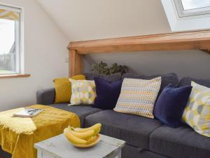 a living room with a blue couch with bananas on a table at Shepherd's Loft in Benson