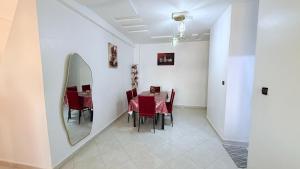 a dining room with a table and a mirror at marhaba apartement in Oujda