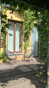 two benches sitting in front of a building at Chambreplus Kriski in Ghent