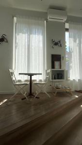 a living room with a table and two chairs at Chambreplus Kriski in Ghent