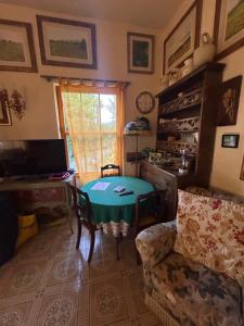 a living room with a table and a desk at Villino Arsella in Marina di Pietrasanta