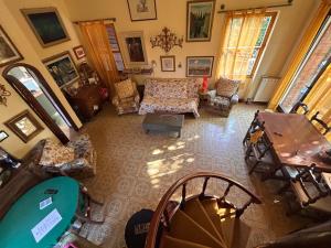 an overhead view of a living room with a couch and chairs at Villino Arsella in Marina di Pietrasanta