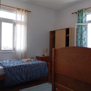 a bedroom with a bed and a window at Yellow Owl II Bedroom II in Campanário