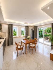 a kitchen and dining room with a wooden table and chairs at Dalyan Palace in Dalyan