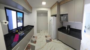 a kitchen with a floor that is covered in marble at Apartamento Crisalidas em Foz in Foz do Iguaçu