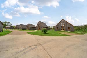 a row of houses in a subdivision with a driveway at Pumpkin Lodge in Brigg