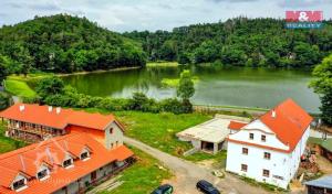 an aerial view of a house and a lake at Mlýn Propast in Stříbrná Skalice