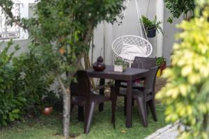 a black table and chairs in a garden at Telesico Residencia in Pombal