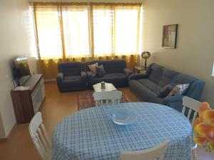 a living room with a table and a couch at Lalas ASA in Praia