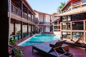 a swimming pool in the middle of a building at Rede Andrade Galeão in Porto Seguro