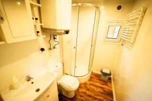 River Park Zator SPA RESORT في زاتور: حمام مزود بدُش ومرحاض ومغسلة +72 صورة