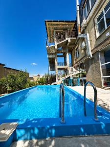 an empty swimming pool in front of a building at Гостевой дом Sartepo in Samarkand