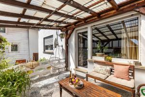 eine überdachte Veranda mit einer Bank und einem Tisch in der Unterkunft Casa-Sarah Ferienwohnungen in Homberg