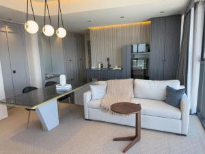 a living room with a white couch and a table at PISO 13 SM Living Street Mall in Puebla