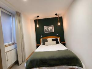 a bedroom with a bed with a green wall at Casa Wood in Guarda