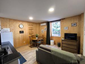 a living room with a couch and a table and a clock at Casa Wood in Guarda