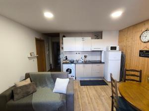 a living room and kitchen with a couch and a table at Casa Wood in Guarda