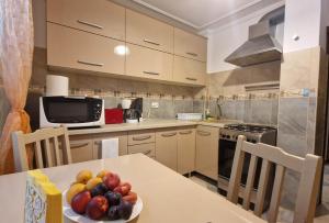 a kitchen with a bowl of fruit on a table at Apartament ALBATROS in Mangalia