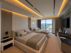 a hotel room with two beds and a television at PISO 13 SM Living Street Mall in Puebla