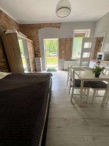 a living room with a table and a dining room at Louis Apartaments Kostrzyn in Kostrzyn nad Odrą