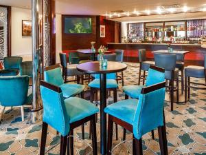 Restoran või mõni muu söögikoht majutusasutuses Mercure Chester Abbots Well Hotel