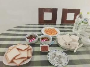 a table with plates and bowls of food on it at Devilmountain kabana Kalupahana in Bandarawela