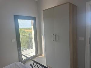 a room with a mirror and a door with a window at Spille Residence in Spille
