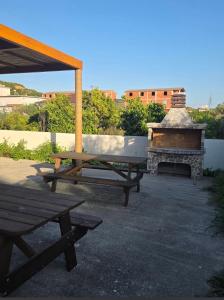 a picnic table and a grill with a piano at Spille Residence in Spille