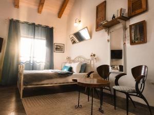 a bedroom with a bed and a table and chairs at סתיו בגולן in Qasrîne