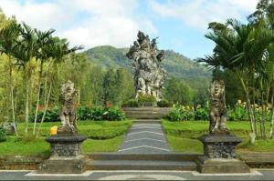 a statue of two lions in a park at Prima Eco Cabin in Pabean Buleleng