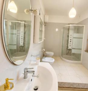 a bathroom with a sink and a mirror and a toilet at Lello's Dream House in Càbras