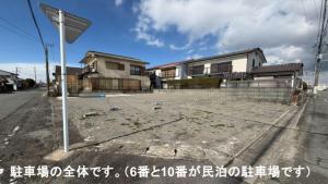 a street with houses and a street light at Omuta Cozy Stay in Ōmuta