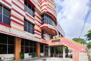 a building with an american flag painted on it at RedDoorz at Pasifik Hotel Sabang Aceh in Sabang