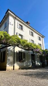 a white building with plants on the side of it at Il Casale di Bubu in Modena