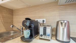 a coffee maker sitting on top of a kitchen counter at Manu Chalons in Chalons en Champagne