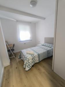 a bedroom with two beds and a window at Alojamiento La Paz in Linares