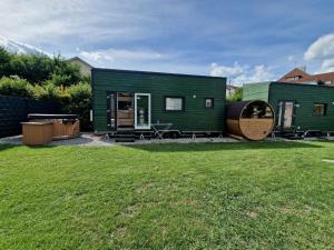 a green tiny house in a yard at Little Luxe 2 in Amriswil
