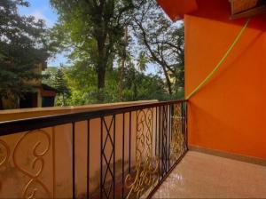 a balcony of a house with an orange wall at Jerrys Holiday Home in Merces