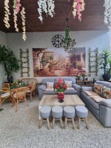 a living room with couches and a table at b&b MADDIALE 
