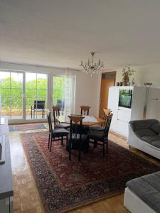 a living room with a dining room table and chairs at Idyllisches Wohnen Weinberg in Bad Kissingen