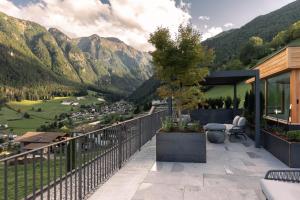un balcone con vista sulla valle e sulle montagne di Das Bergfrieden Nature Active Hotel a Martello